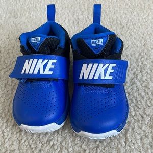 Nike Team Hustle Sneaker